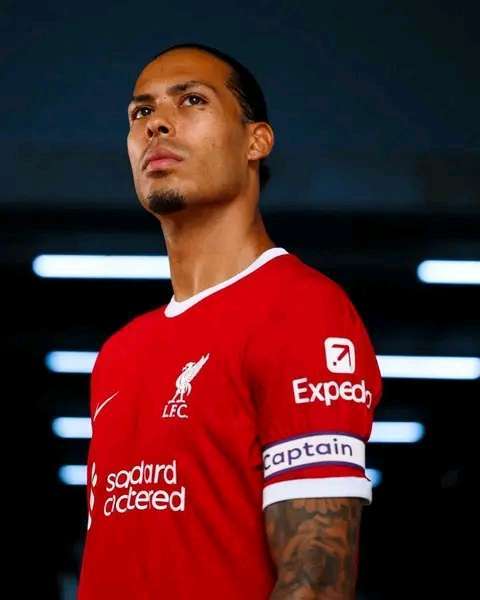 Liverpool confirms the defender as their new captain. 2