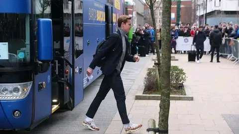 Barcelona to travel by bus to Villarreal as financial situation worsens. 4