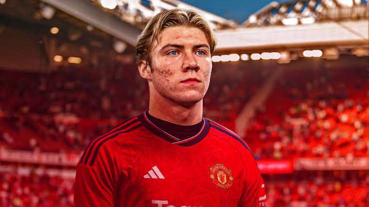 Rasmus Højlund could be out to 6 weeks before making his Manchester Utd debut. 8