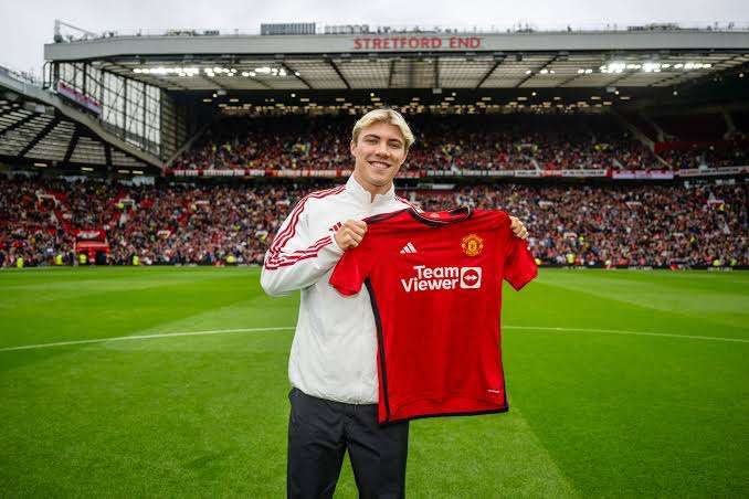 Rasmus Højlund could be out to 6 weeks before making his Manchester Utd debut. 2