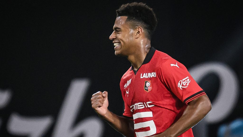 Tottenham sign a 16-year-old winger desired by Manchester United, Manchester City, and Bayern 9