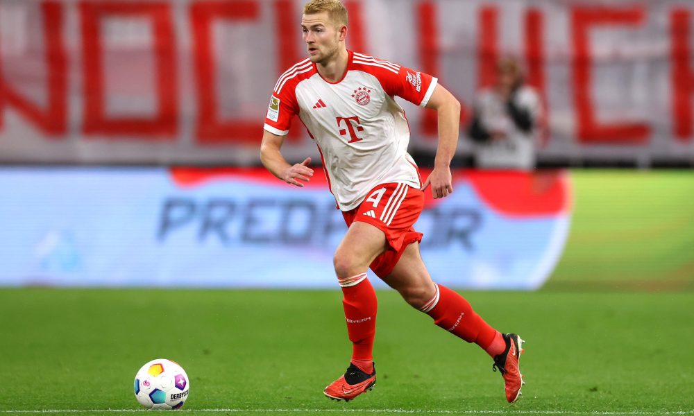 Matthijs de Ligt makes an enthusiastic five-word statement as he takes a plane to Manchester United. 4