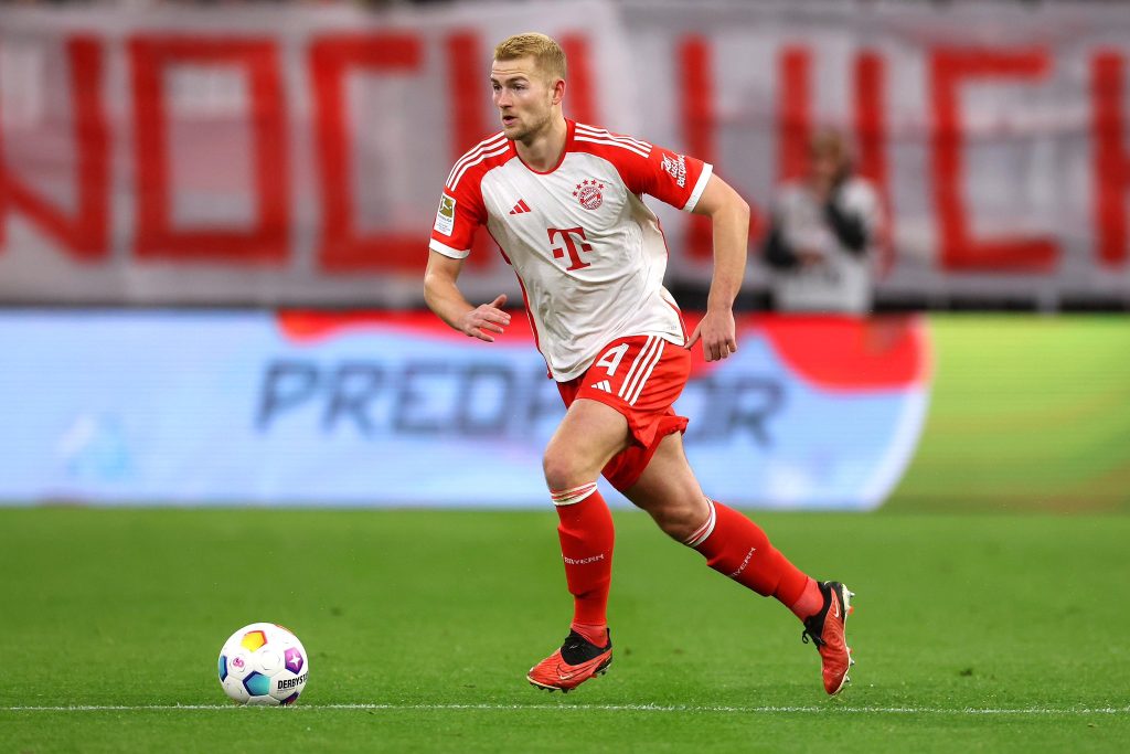 Matthijs de Ligt makes an enthusiastic five-word statement as he takes a plane to Manchester United. 2