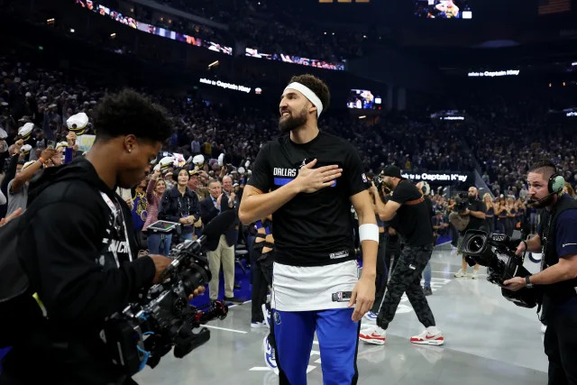 "Klay Thompson's Emotional Bay Area Return: A Heartfelt Tribute to Friendship and Fierce Rivalry" 6
