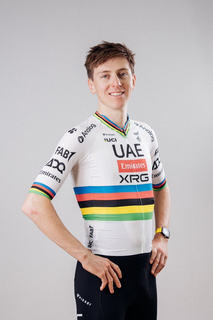 La star du cyclisme Tadej Pogačar dévoile son équipement 2025 et inspire ses fans à "continuer à pédaler, continuer à sourire" 10
