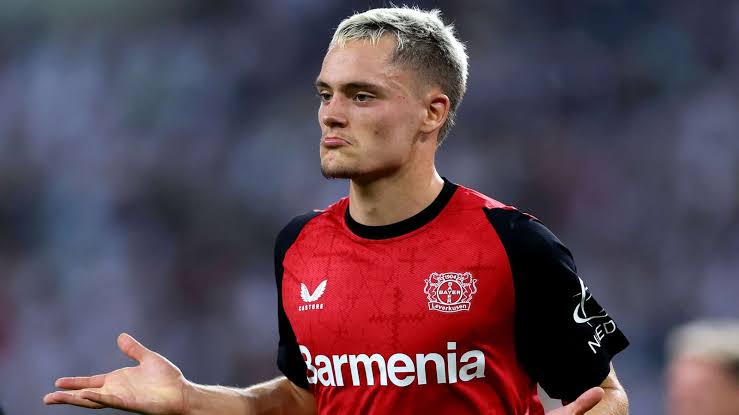 *"WIRTZ-MANIE ERREICHT KÖLN: FC-Köln-Fans sind verrückt, nachdem der Star-Mittelfeldspieler einen Fünf-Jahres-Vertrag unterschrieben hat!"* 10