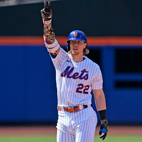 *"BRETT BATY BETRAYS THE BIG APPLE: Star Third Baseman Abandons Mets for Arch-Rival Red Sox in Jaw-Dropping Free Agency Shocker!"* 8