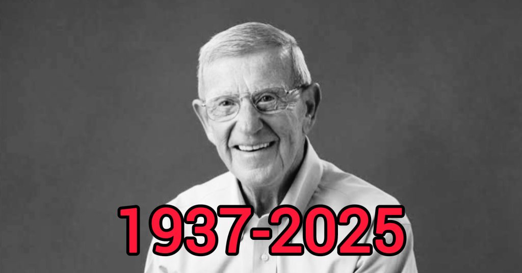 Legendary Coach Lou Holtz, Former Arkansas Razorbacks Leader, Passes Away at 88 9